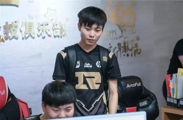 因为他在防 因为他在防